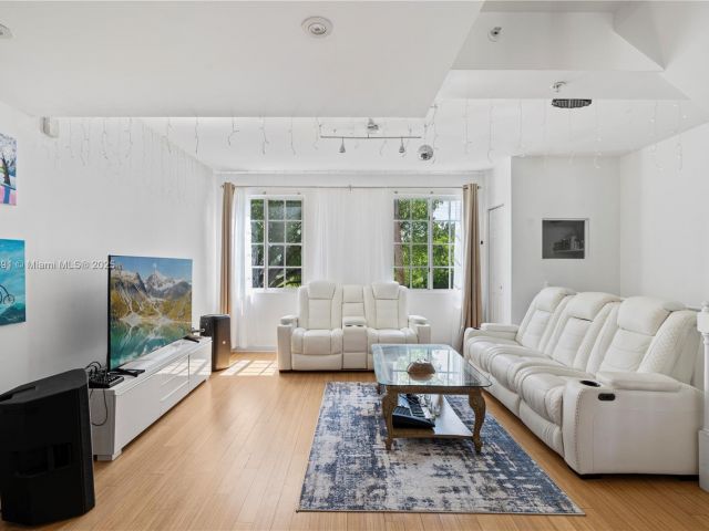 Продажа дома по адресу 2811 NE 185th St 804 - фото 6218293