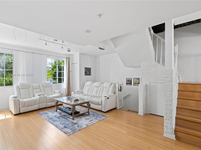 Продажа дома по адресу 2811 NE 185th St 804 - фото 6218294