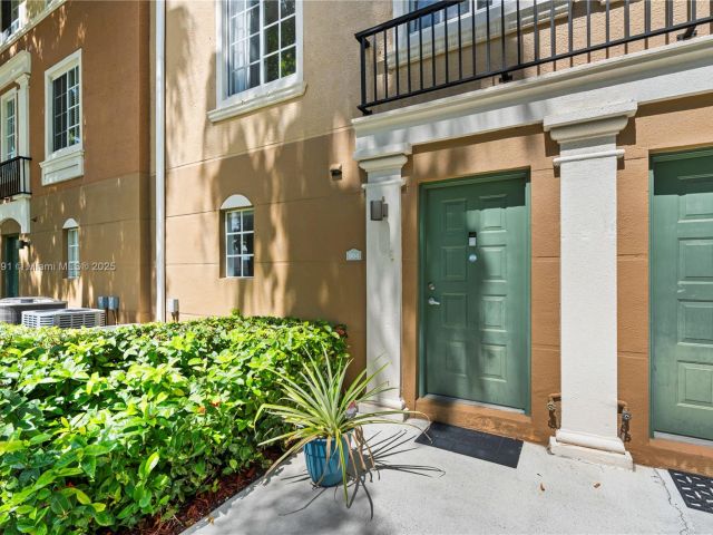 Продажа дома по адресу 2811 NE 185th St 804 - фото 6218296