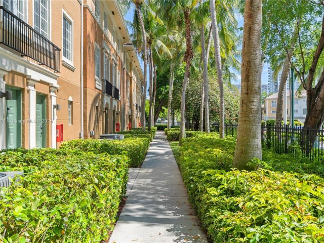 Продажа дома по адресу 2811 NE 185th St 804 - фото 6218297