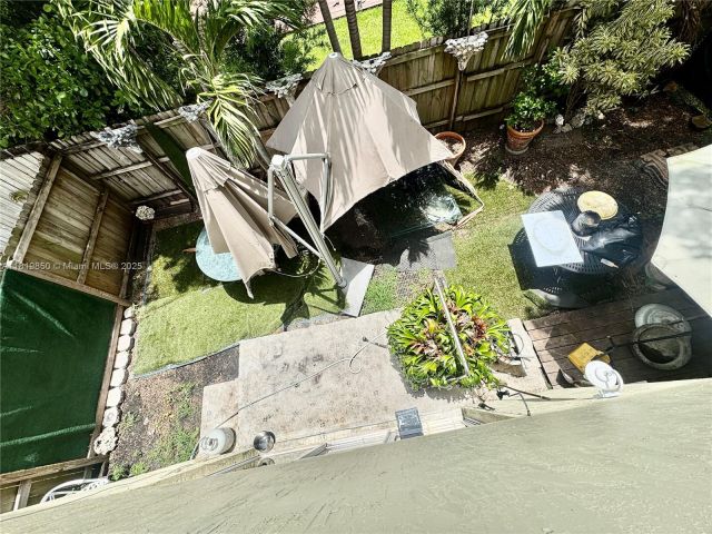 Продажа дома по адресу 373 NE 35th Ave - фото 6218512