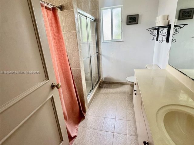 Продажа дома по адресу 373 NE 35th Ave - фото 6218513