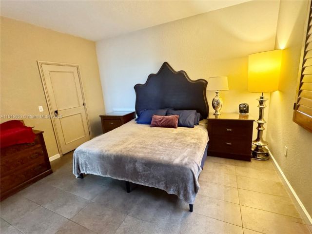 Продажа дома по адресу 373 NE 35th Ave - фото 6218514