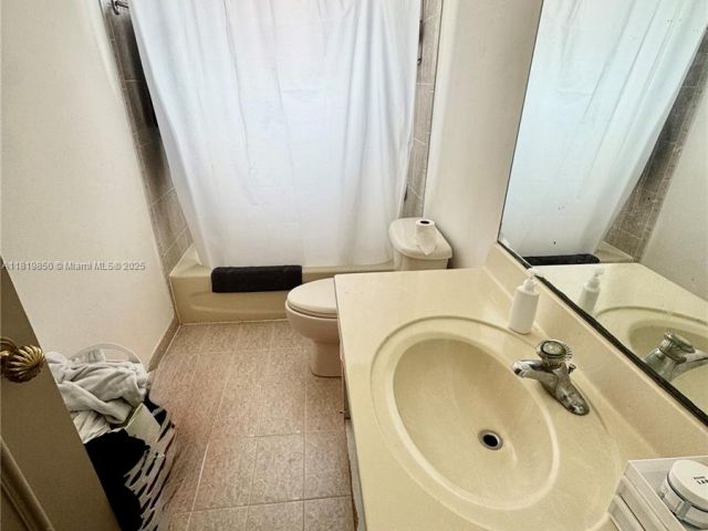 Продажа дома по адресу 373 NE 35th Ave - фото 6218515