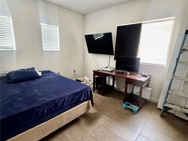 Продажа дома по адресу 373 NE 35th Ave - фото 6218516