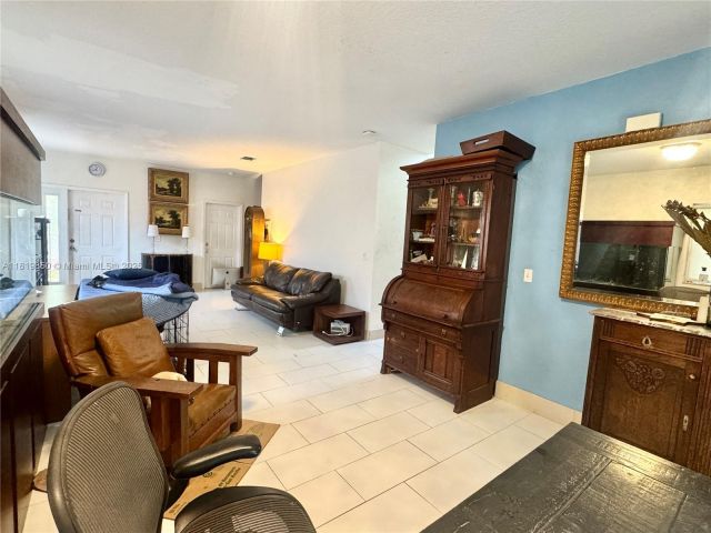 Продажа дома по адресу 373 NE 35th Ave - фото 6218517