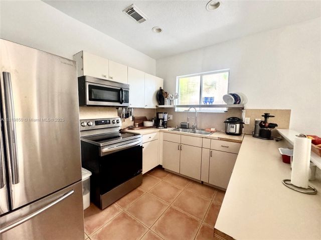 Продажа дома по адресу 373 NE 35th Ave - фото 6218519