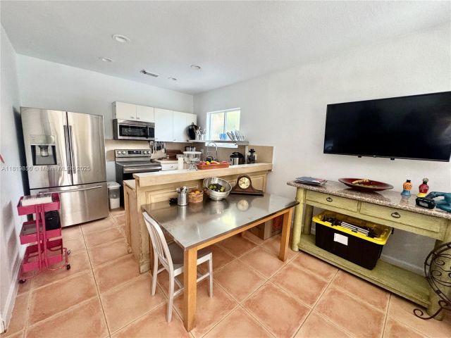 Продажа дома по адресу 373 NE 35th Ave - фото 6218520