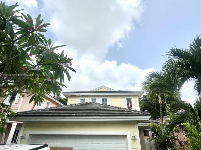 Продажа дома по адресу 373 NE 35th Ave - фото 6218521