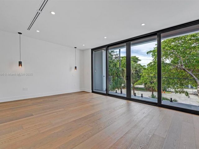 Продажа дома по адресу 630 NE 82nd Ter - фото 6223698