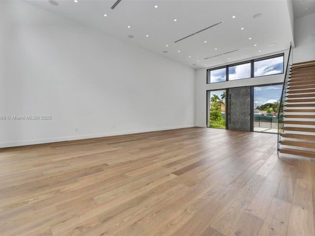 Продажа дома по адресу 630 NE 82nd Ter - фото 6223701