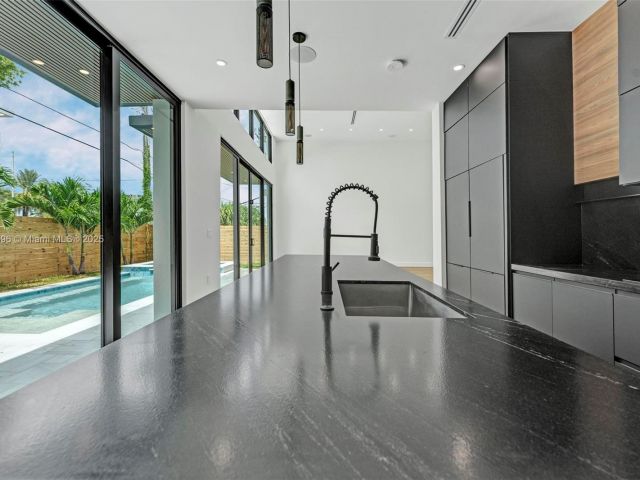 Продажа дома по адресу 630 NE 82nd Ter - фото 6223702