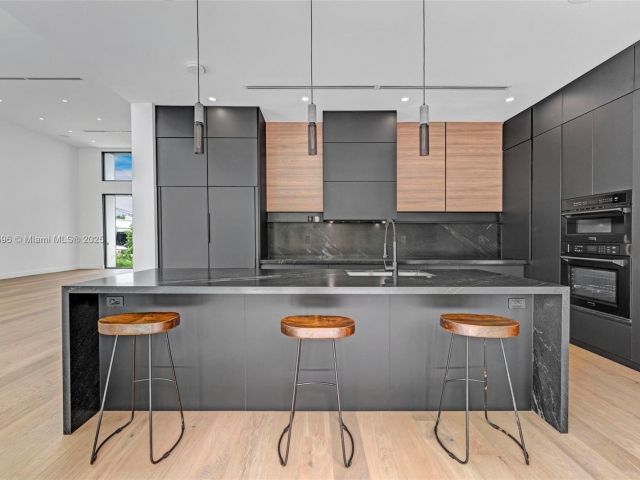 Продажа дома по адресу 630 NE 82nd Ter - фото 6223703