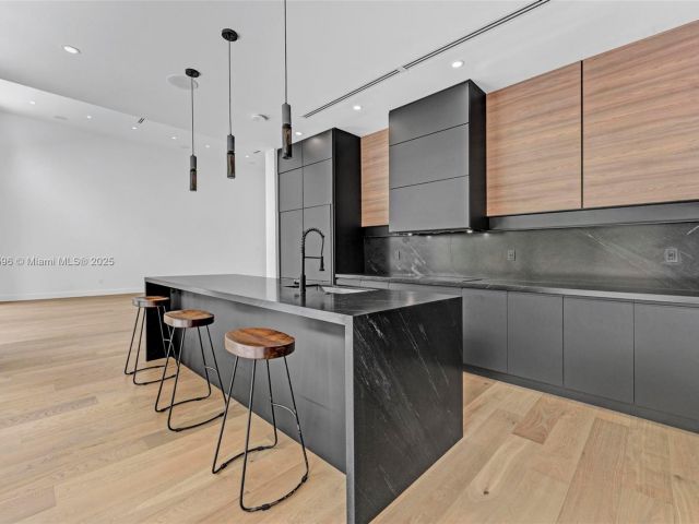 Продажа дома по адресу 630 NE 82nd Ter - фото 6223704