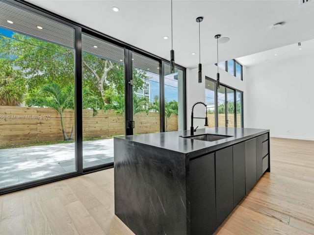 Продажа дома по адресу 630 NE 82nd Ter - фото 6223705