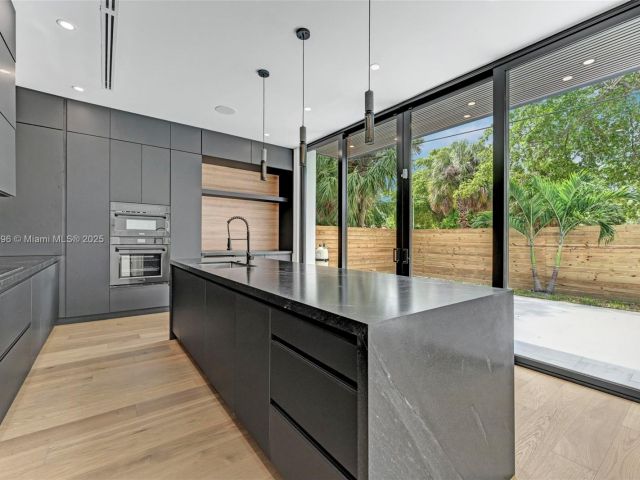 Продажа дома по адресу 630 NE 82nd Ter - фото 6223706