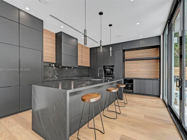 Продажа дома по адресу 630 NE 82nd Ter - фото 6223707