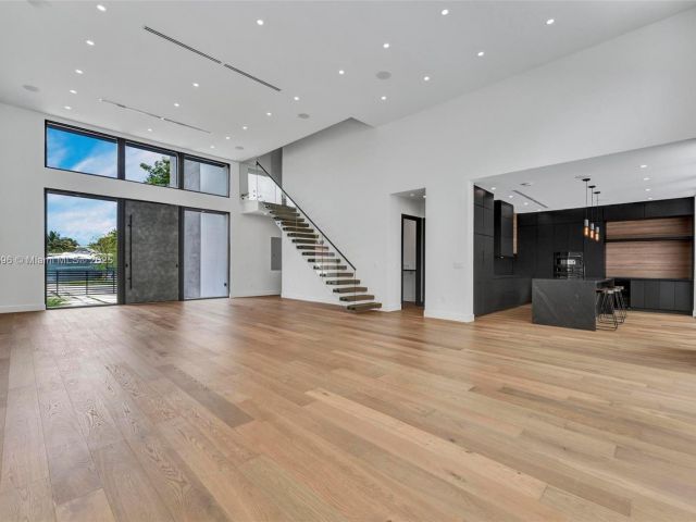 Продажа дома по адресу 630 NE 82nd Ter - фото 6223708