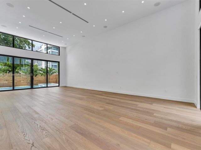 Продажа дома по адресу 630 NE 82nd Ter - фото 6223709