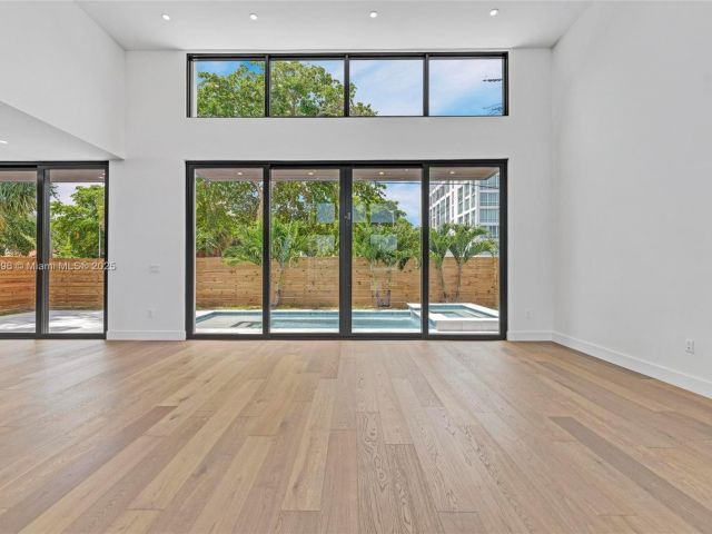 Продажа дома по адресу 630 NE 82nd Ter - фото 6223710