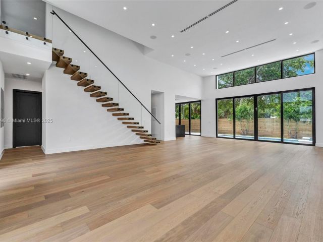 Продажа дома по адресу 630 NE 82nd Ter - фото 6223711