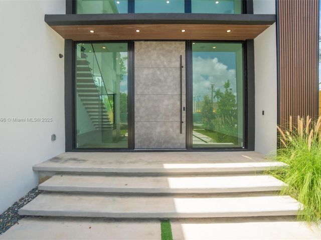 Продажа дома по адресу 630 NE 82nd Ter - фото 6223712