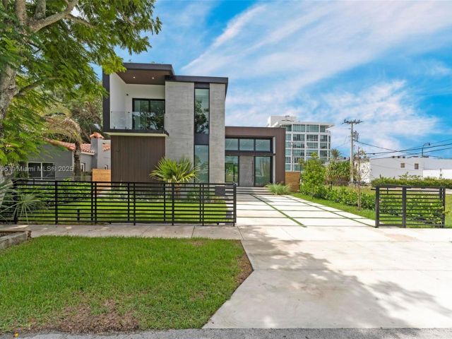 Продажа дома по адресу 630 NE 82nd Ter - фото 6223713