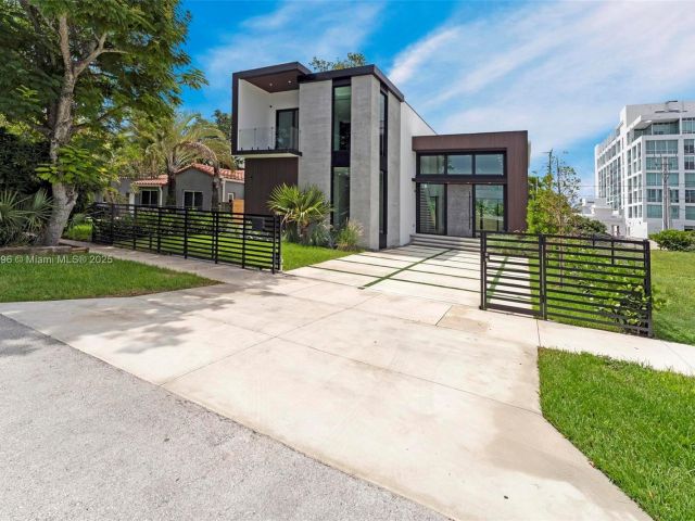 Продажа дома по адресу 630 NE 82nd Ter - фото 6223714