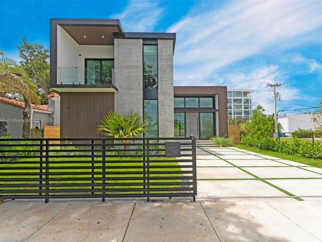 Продажа дома по адресу 630 NE 82nd Ter - фото 6223715