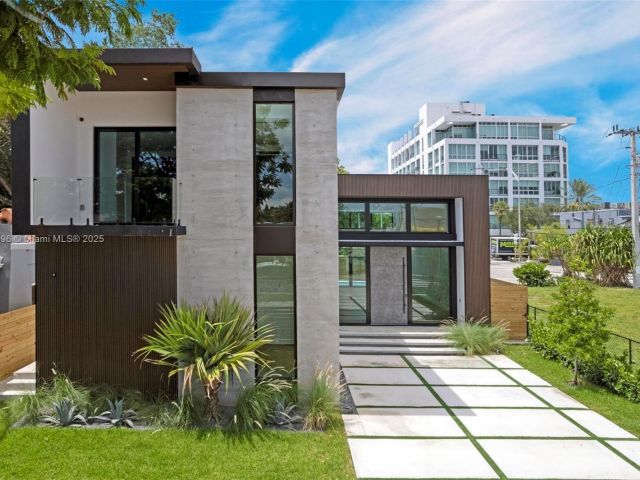 Продажа дома по адресу 630 NE 82nd Ter - фото 6223716