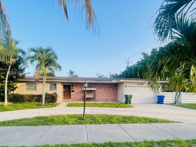 Продажа дома по адресу 6790 SW 10th Ct - фото 6219068