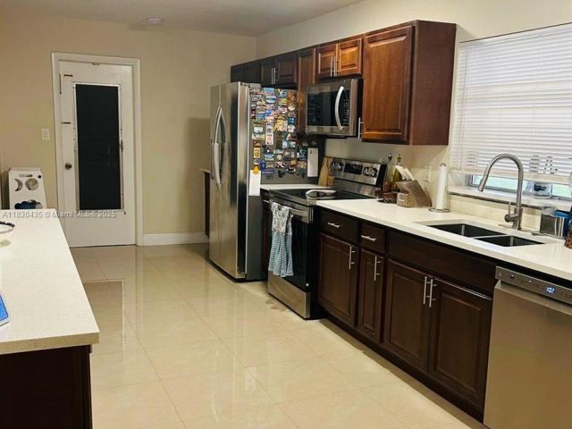 Продажа дома по адресу 6790 SW 10th Ct - фото 6219069