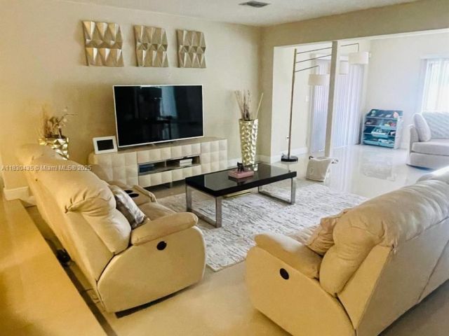 Продажа дома по адресу 6790 SW 10th Ct - фото 6219070