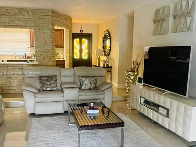 Продажа дома по адресу 6790 SW 10th Ct - фото 6219071