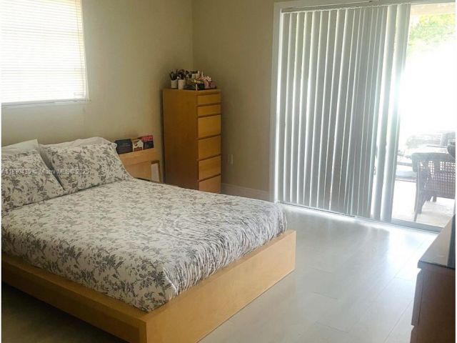 Продажа дома по адресу 6790 SW 10th Ct - фото 6219076