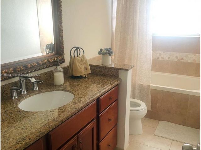 Продажа дома по адресу 6790 SW 10th Ct - фото 6219077