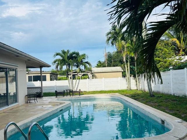 Продажа дома по адресу 6790 SW 10th Ct - фото 6219078