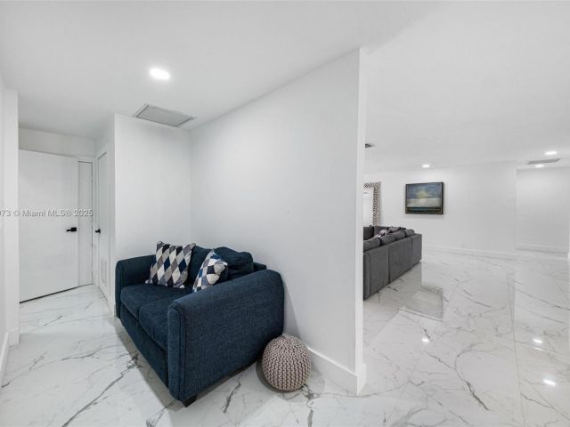 Продажа дома по адресу 2101 NW 14th Ave - фото 6233948