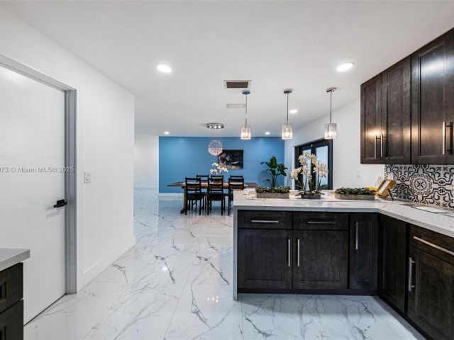 Продажа дома по адресу 2101 NW 14th Ave - фото 6233949