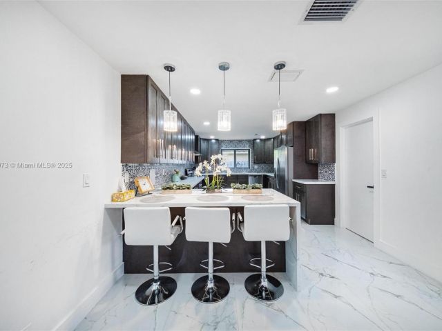 Продажа дома по адресу 2101 NW 14th Ave - фото 6233951