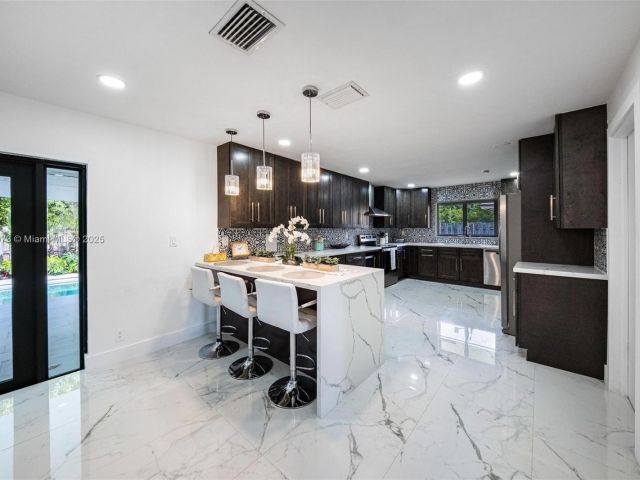 Продажа дома по адресу 2101 NW 14th Ave - фото 6233952