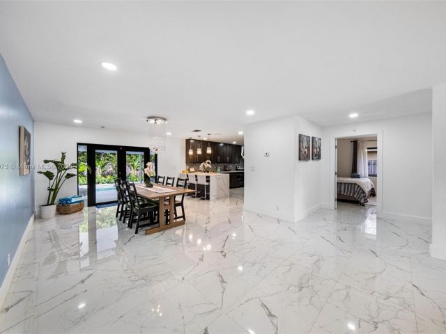 Продажа дома по адресу 2101 NW 14th Ave - фото 6233956