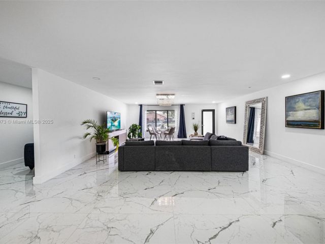 Продажа дома по адресу 2101 NW 14th Ave - фото 6233957