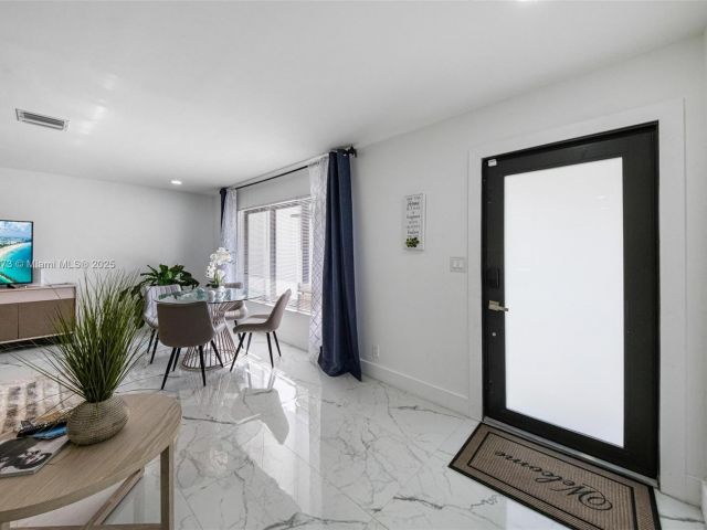 Продажа дома по адресу 2101 NW 14th Ave - фото 6233958