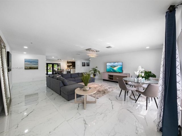 Продажа дома по адресу 2101 NW 14th Ave - фото 6233959