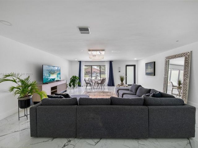 Продажа дома по адресу 2101 NW 14th Ave - фото 6233961