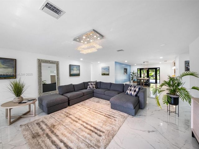 Продажа дома по адресу 2101 NW 14th Ave - фото 6233962