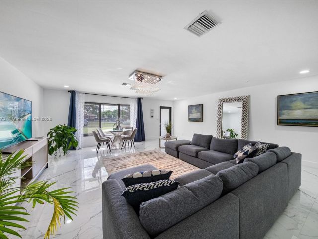 Продажа дома по адресу 2101 NW 14th Ave - фото 6233963