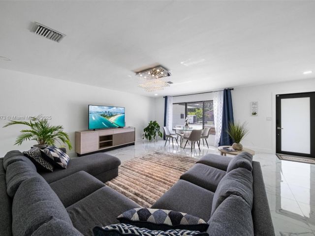 Продажа дома по адресу 2101 NW 14th Ave - фото 6233964