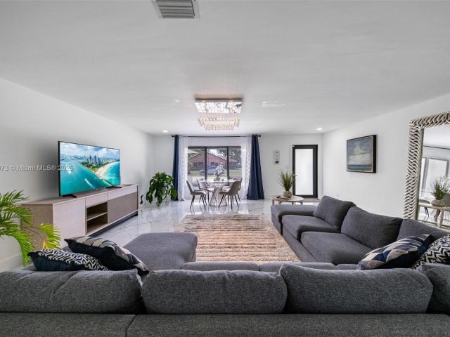 Продажа дома по адресу 2101 NW 14th Ave - фото 6233965